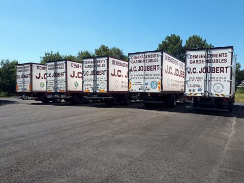 38 - Rangée-de-camions-arrière - déménagement entreprises le taillan medoc